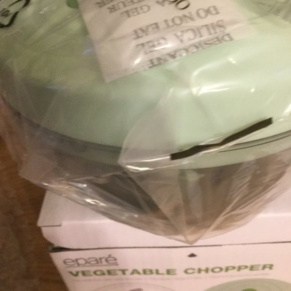Epare vegetable chopper new in box, cover is green - Picture 4 of 4